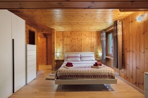 3 bedrooms, iron/ironing board, free WiFi, bed sheets - Apartment 'La Casa Vacanze Portigliatti' with Mountain View, Private Terrace and Wi-Fi (Cogne)