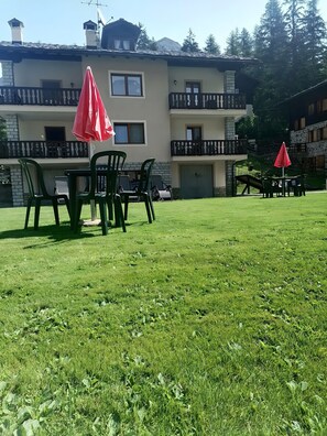Outdoor dining - Apartment 'La Casa Vacanze Portigliatti' with Mountain View, Private Terrace and Wi-Fi (Cogne)