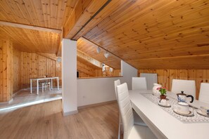 Dining - Apartment 'La Casa Vacanze Portigliatti' with Mountain View, Private Terrace and Wi-Fi (Cogne)