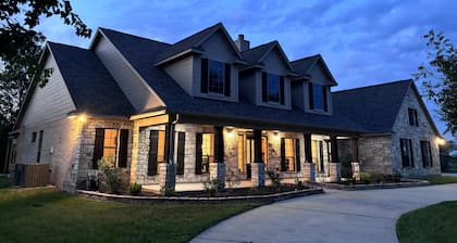 Countryside Serene Sunset Ranch: 50-acre luxury retreat, Hot tub, sleeps 10!