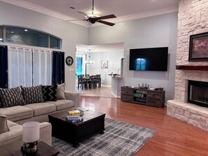 Smart TV, chimenea, videojuegos y futbolito 