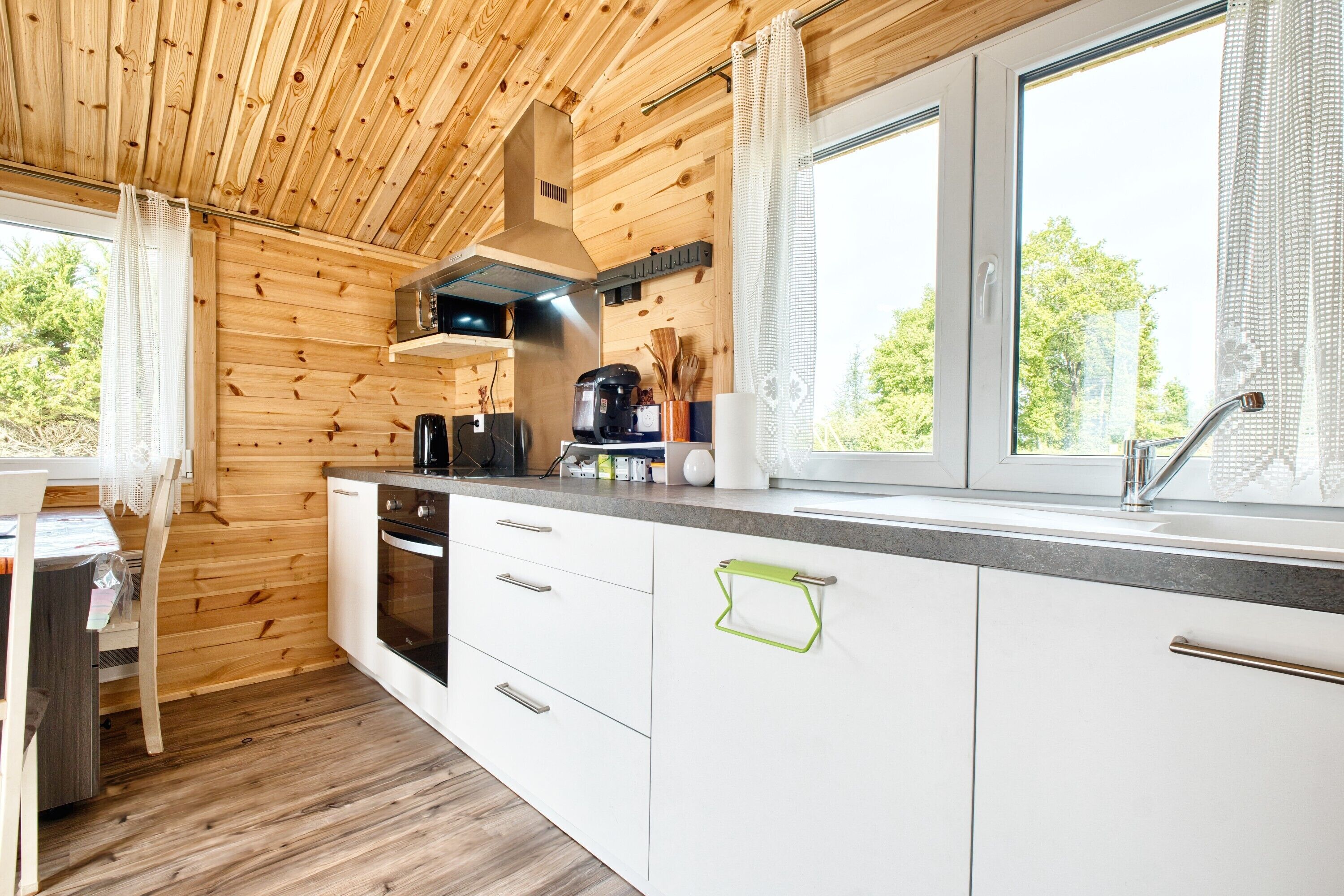 Een koelkast, een microgolfoven, een oven, een kookplaat