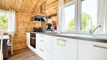 Een koelkast, een magnetron, een oven, een kookplaat