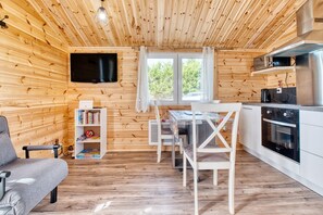 Fridge, microwave, oven, stovetop - Peaceful Getaway in Dordogne – Chalet for 4 People (Thénac)