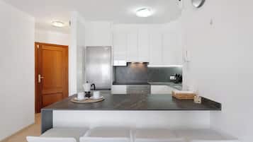 Réfrigérateur, micro-ondes, four, plaque de cuisson