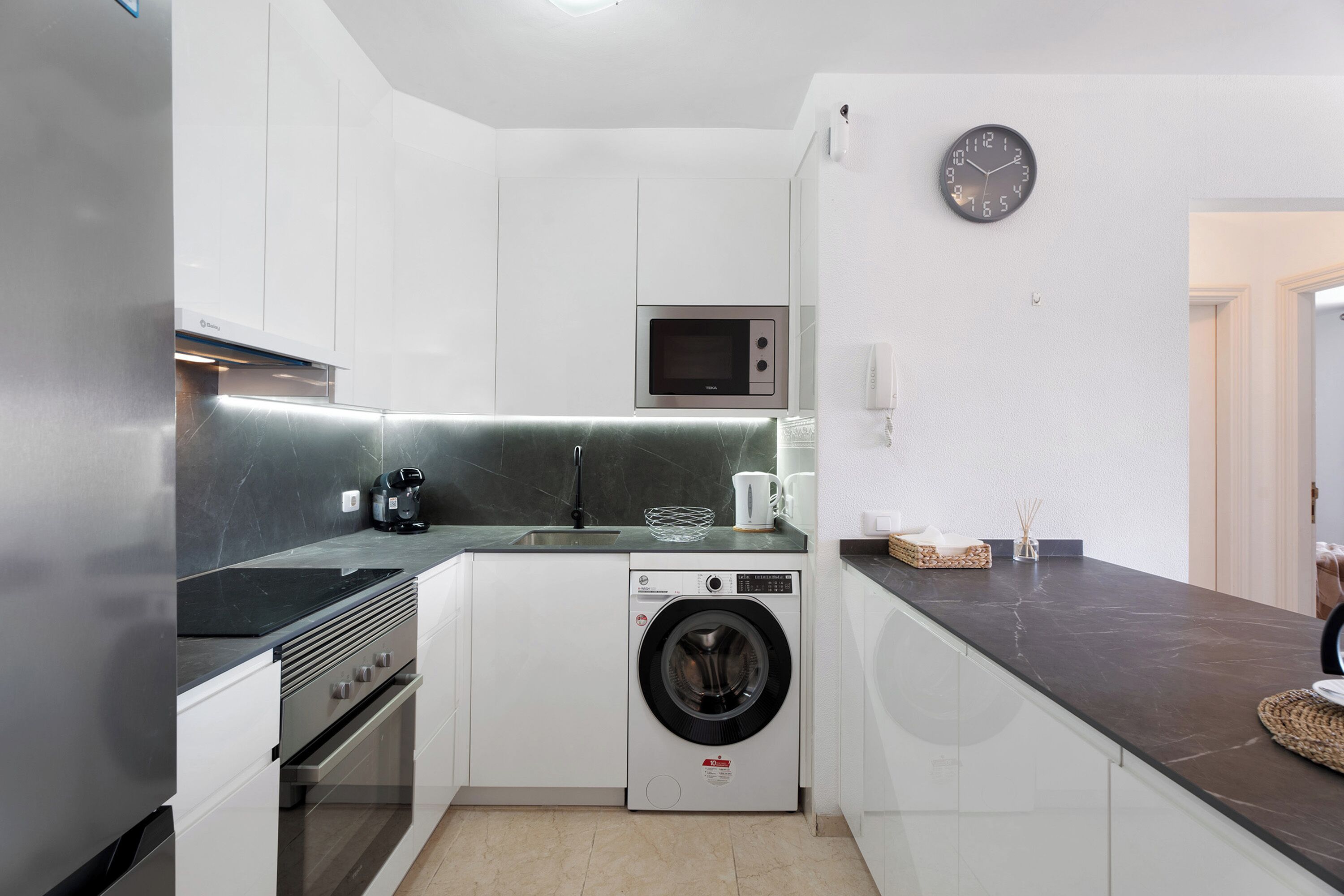 Køleskab, mikrobølgeovn, ovn, kogeplade