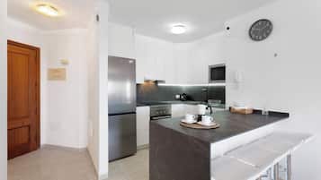 Køleskab, mikrobølgeovn, ovn, kogeplade