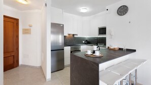 Eine moderne Küche mit Kühlschrank, Mikrowelle und Kaffeemaschine.