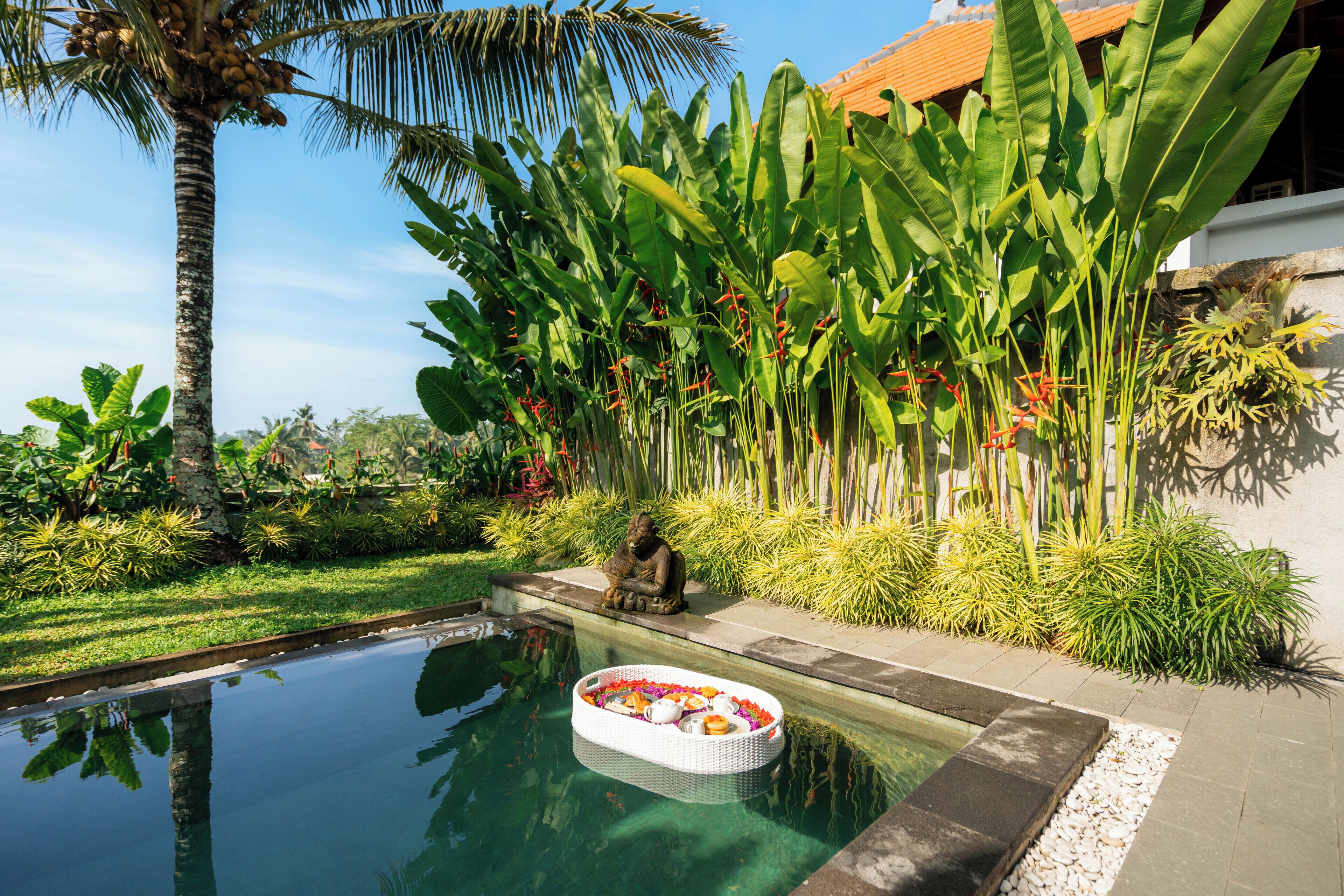 Brankas, meja kerja, tirai kedap cahaya, dan setrika/meja setrika