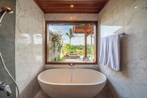 Camera Luxury, piscina privata, vista resort | Bagno | Vasca e doccia separate, asciugacapelli, pantofole, asciugamani
