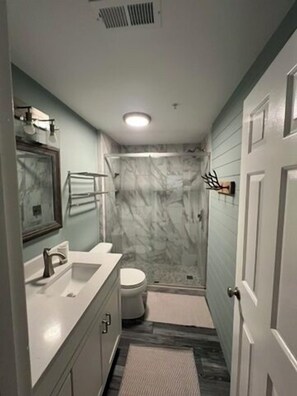 Een douche, handdoeken