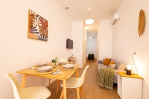 TV - The Maritim Metro Station Suite 02 by Florit Flats (Valencia)