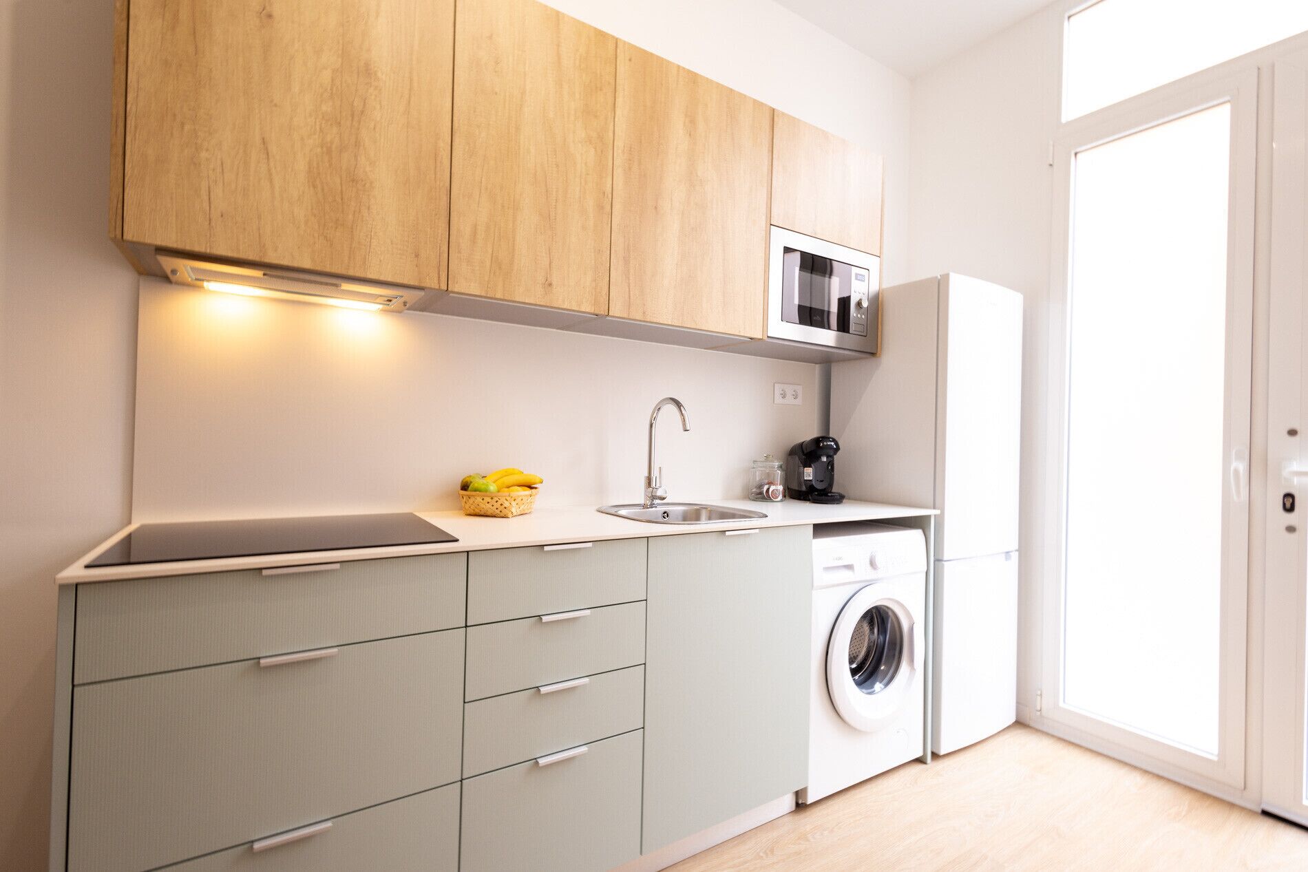 Geladeira, micro-ondas, fogão, cafeteira/chaleira