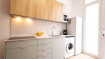 Réfrigérateur, micro-ondes, four, cafetiÚre/bouilloire