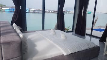 Phòng đôi Deluxe, ban công, quang cảnh biển | Bàn, truy cập Internet không dây miễn phí