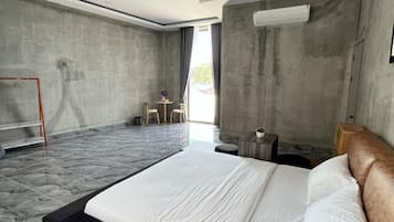 Phòng đôi Deluxe, ban công, quang cảnh biển | Bàn, truy cập Internet không dây miễn phí