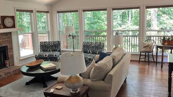 Smart TV, chimenea, libros