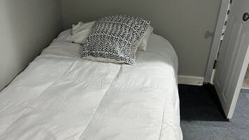 3 habitaciones, tabla de planchar con plancha, wifi y ropa de cama