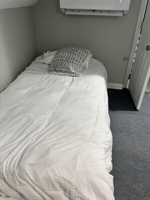 3 habitaciones, tabla de planchar con plancha, wifi y ropa de cama