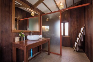 Three-Bedroom Suite | Bathroom | Separate tub and shower, rainfall showerhead, free toiletries - PHUM KHMER LODGE  (Siem Reap)