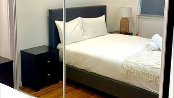 5 bedrooms, iron/ironing board, WiFi, bed sheets