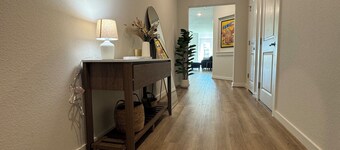 Quiet spacious 5-bedroom house with huge fenced yard near COTA, Tesla, Airport