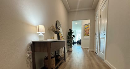 Quiet spacious 5-bedroom house with huge fenced yard near COTA, Tesla, Airport