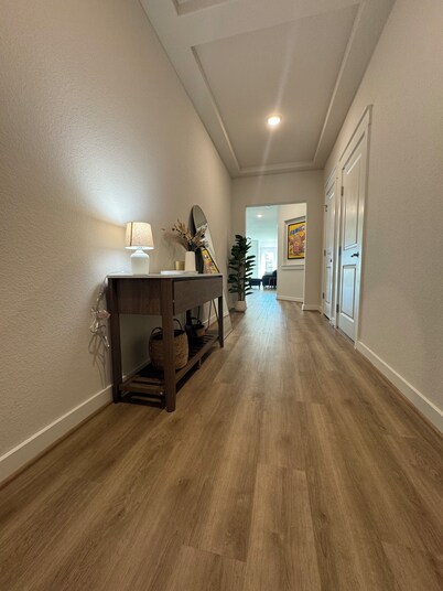 Quiet spacious 5-bedroom house with huge fenced yard near COTA, Tesla, Airport