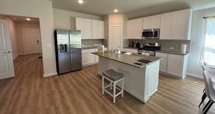 Quiet spacious 5-bedroom house with huge fenced yard near COTA, Tesla, Airport