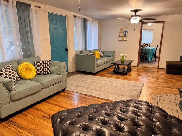 Smart TV, fireplace - Stay in a vintage adobe mountain home with modern touches. Great retreat! (Peñasco)