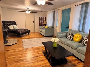 Smart TV, fireplace - Stay in a vintage adobe mountain home with modern touches. Great retreat! (Peñasco)