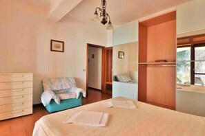 2 habitaciones, tabla de planchar con plancha, wifi y ropa de cama
