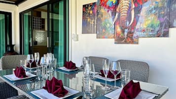 Deluxe Villa, Mountain View | In-room dining