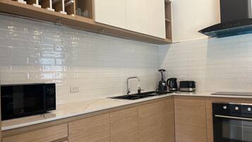 Deluxe Villa, Mountain View | Private kitchen | Electric kettle, highchair, eco-friendly cleaning products, paper towels