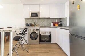 Fridge, microwave, oven, coffee/tea maker