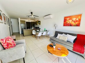 TV - Departamento de 2 cuartos en residencial (Mazatlán)