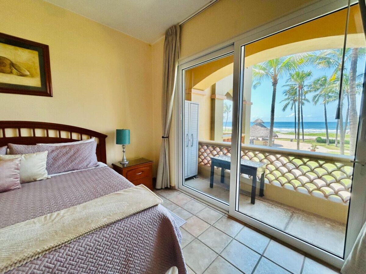 Escritorio, tabla de planchar con plancha, wifi