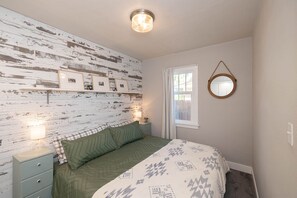 2 bedrooms, travel cot, free WiFi, bed sheets