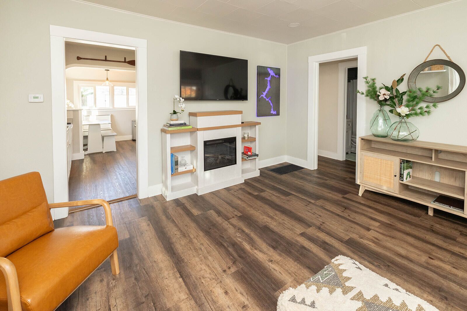 Smart-TV, Kamin, Bücher