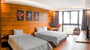 Habitación familiar, vistas al jardín | Minibar, escritorio, cortinas opacas y wifi gratis