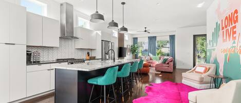 Frigorífico, microondas, horno y placa de cocina