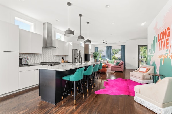 Jääkaappi, mikroaaltouuni, uuni, liesi