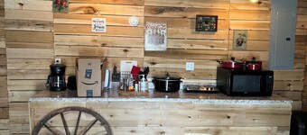 Granna's Place: Rustic Charm & Comfort for Large Groups