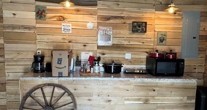 Granna's Place: Rustic Charm & Comfort for Large Groups