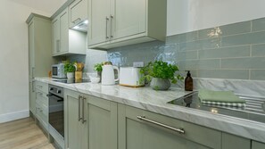 Réfrigérateur, micro-ondes, four, lave-vaisselle