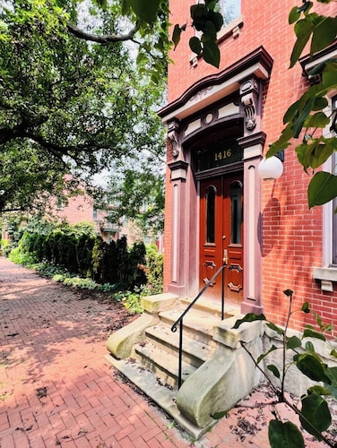 Walkable to Acrisure & North Side. Excellent Wifi & work space. 