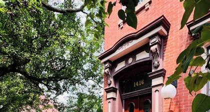 Walkable to Acrisure & North Side. Excellent Wifi & work space.