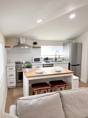 Private kitchen - Brand new modern guesthouse w/ patio. A minimum stay of 30 nights (Los Angeles)