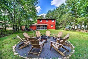 Property grounds - Cozy 3-bedroom cabin in enchanting Long Pond with Hottub, WiFi (Long Pond)
