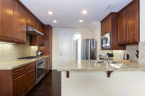 Fridge, oven, dishwasher, coffee/tea maker
